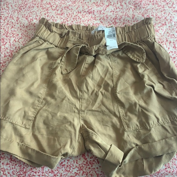 Cute shorts with a tie in the front - Picture 1 of 1